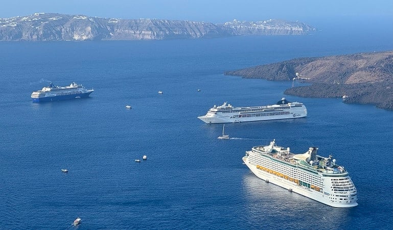 Santorini açıklarındaki yolcu gemileri