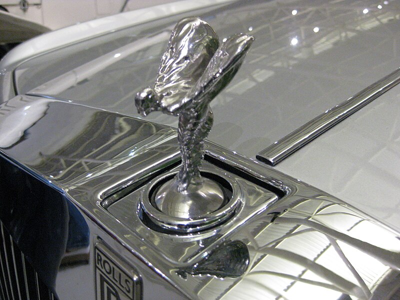 Rolls Royce'un üzerindeki Spirit of Ecstasy süsü