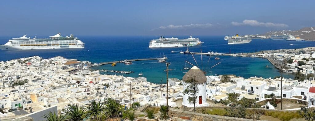 Yunanistan'ın Mikonos kentindeki yolcu gemileri.