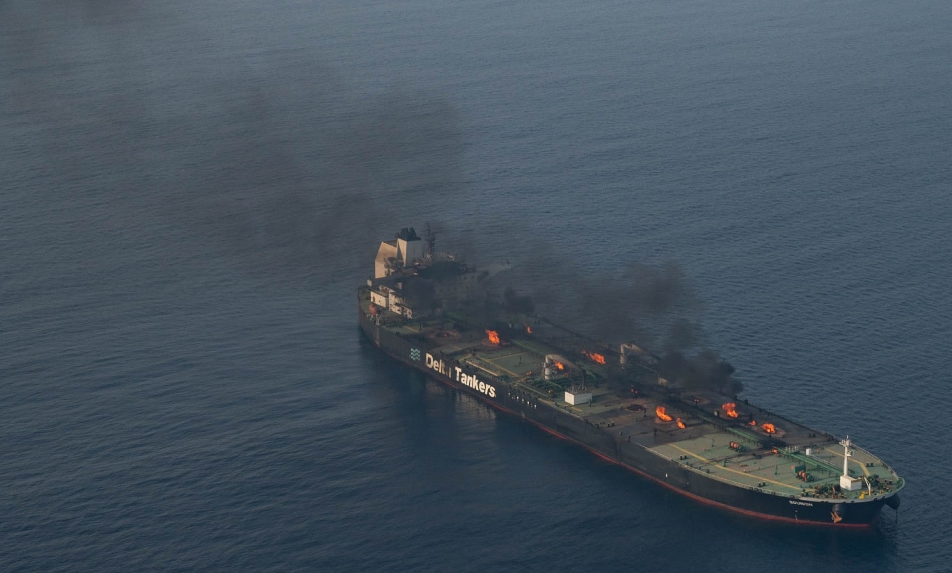 MV Sounion Kızıldeniz'de yanıyor.