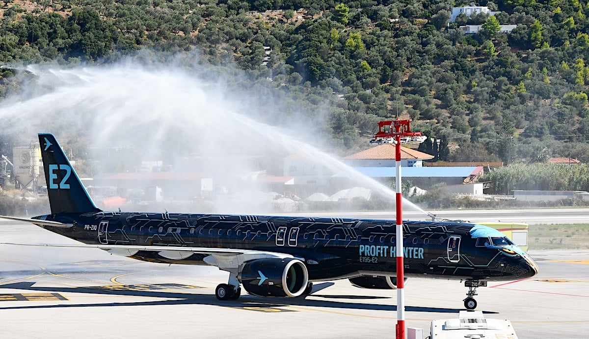 Yunanistan'daki Skiathos'taki Embraer E195-E2'nin görüntüsü.