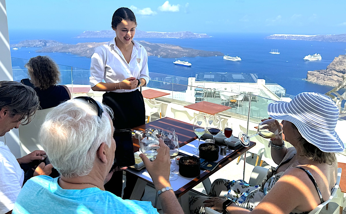 Santorini'de şarap tadımı.