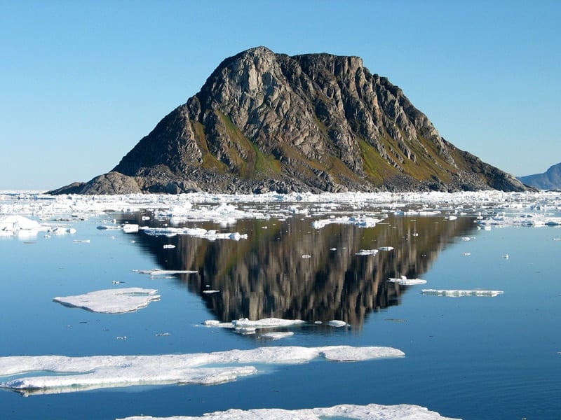 Svalbard yakınlarında küçük bir ada