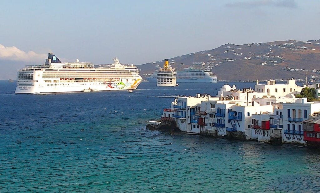 Mikonos, Yunanistan'daki yolcu gemileri