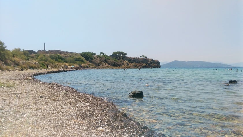 Kolona plajından Aegina Akropolü'ndeki Apollon Tapınağı'nın görünümü.