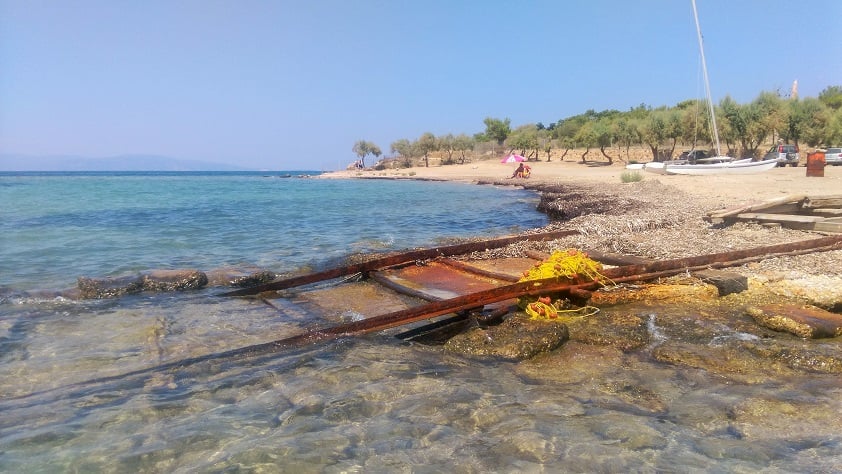 Deniz arkeolojik araştırmalarının yoğunlaştığı, antik gizli Aegina limanının bulunduğu Avra ​​Plajı.