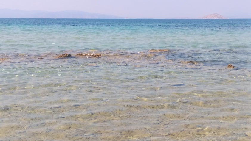 Sığ suda görülebilen antik kalıntılar, Aegina Kolona plajı.