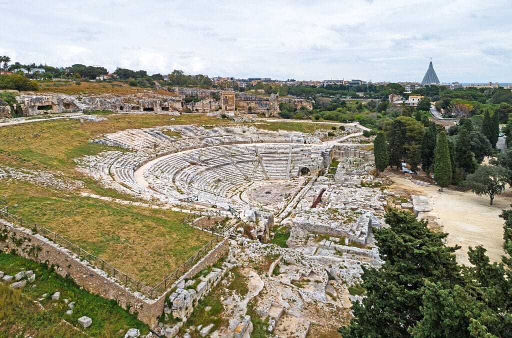 Helenistik dönemdeki Antik Yunan Syracuse Tiyatrosu. 