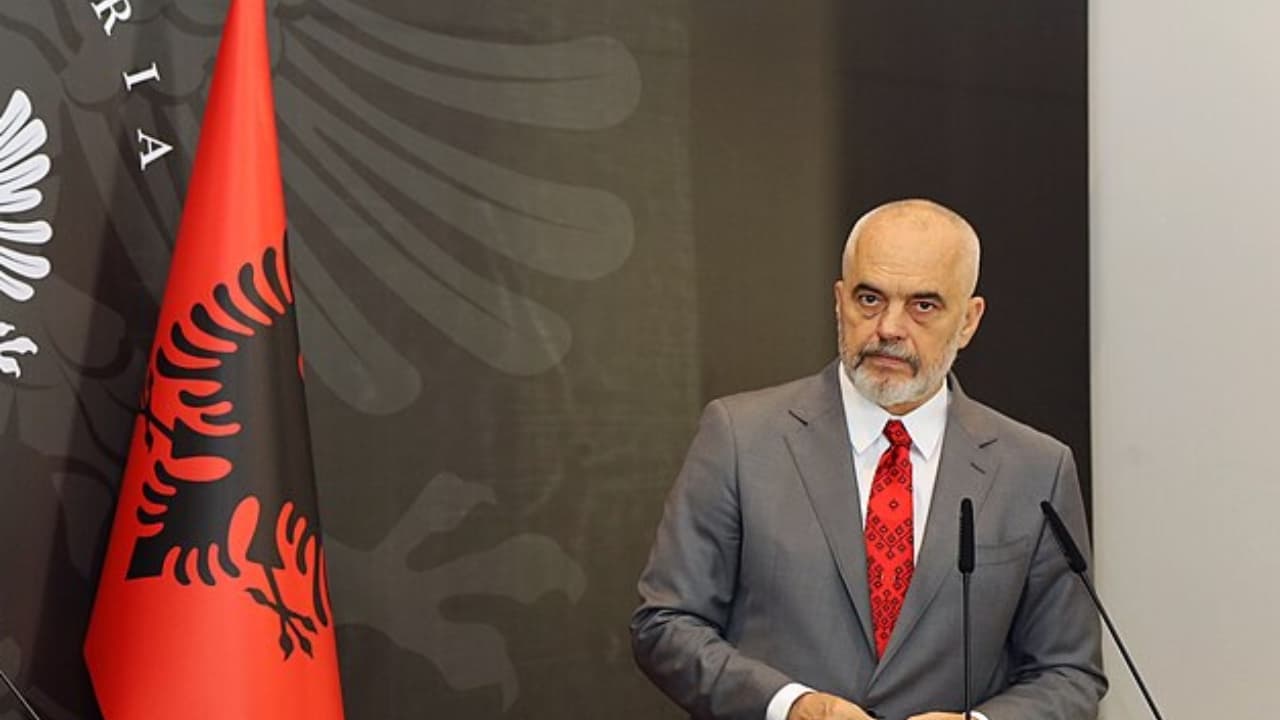 Arnavutluk Başbakanı Edi Rama resmi bir etkinlikte konuşuyor.