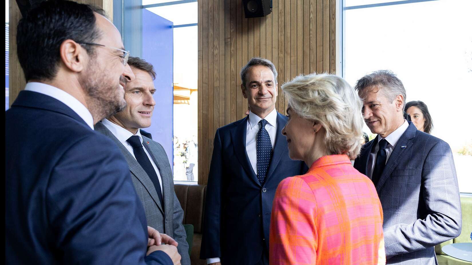 MED9 Zirvesi liderleri, aralarında Başbakan Kyriakos Mitsotakis ve Başkan Ursula von der Leyen'in de bulunduğu Baf'ta grup fotoğrafı için poz veriyor.