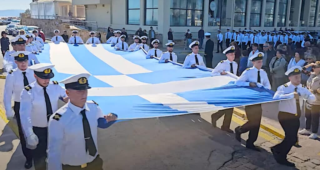 OXI gününden önce Sakız Adası'nda dev bir Yunan bayrağı