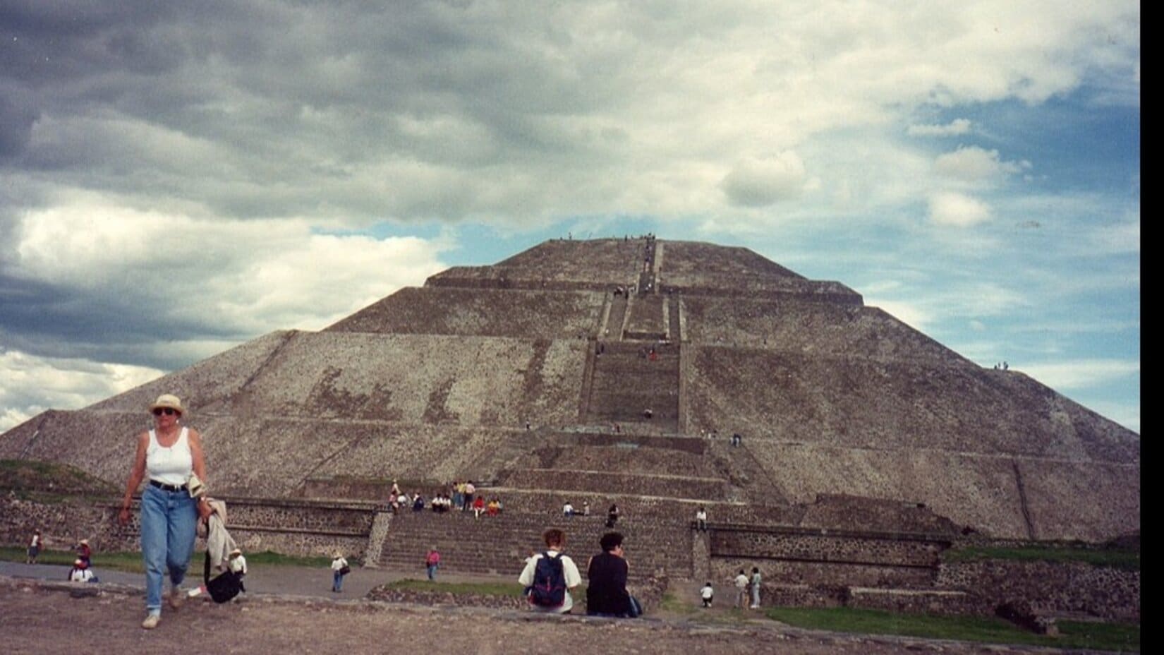 Teotihuacán'daki Güneş Piramidi, Meksika'da bölgenin en eski uygarlıkları tarafından inşa edilen antik bir ikonik yapıdır.