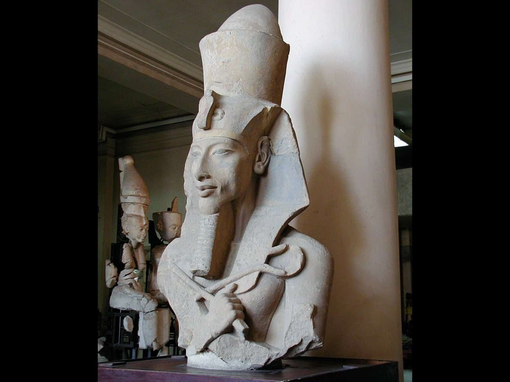 Firavun Akhenaten'in heykeli.