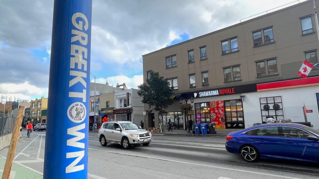 Danforth, Toronto, Kanada'daki Yunan Kasabası tabelası