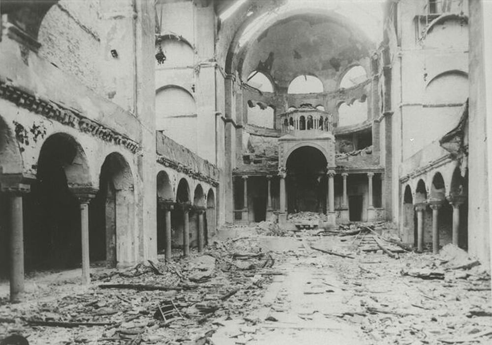 Kristallnacht sırasında yakılan Berlin'deki yıkılmış Fasanenstrasse Sinagogu'nun iç görünümü