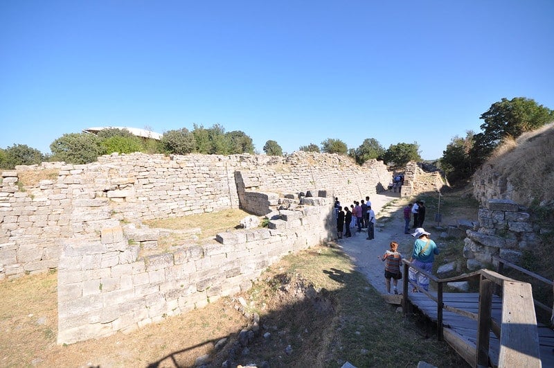 Günümüz Türkiye'sinde Truva'nın antik duvarları. Truva Savaşı sırasında Yunanlılar, Truva Atı fikrini akıllarına getirene kadar ünlü surları geçemediler.