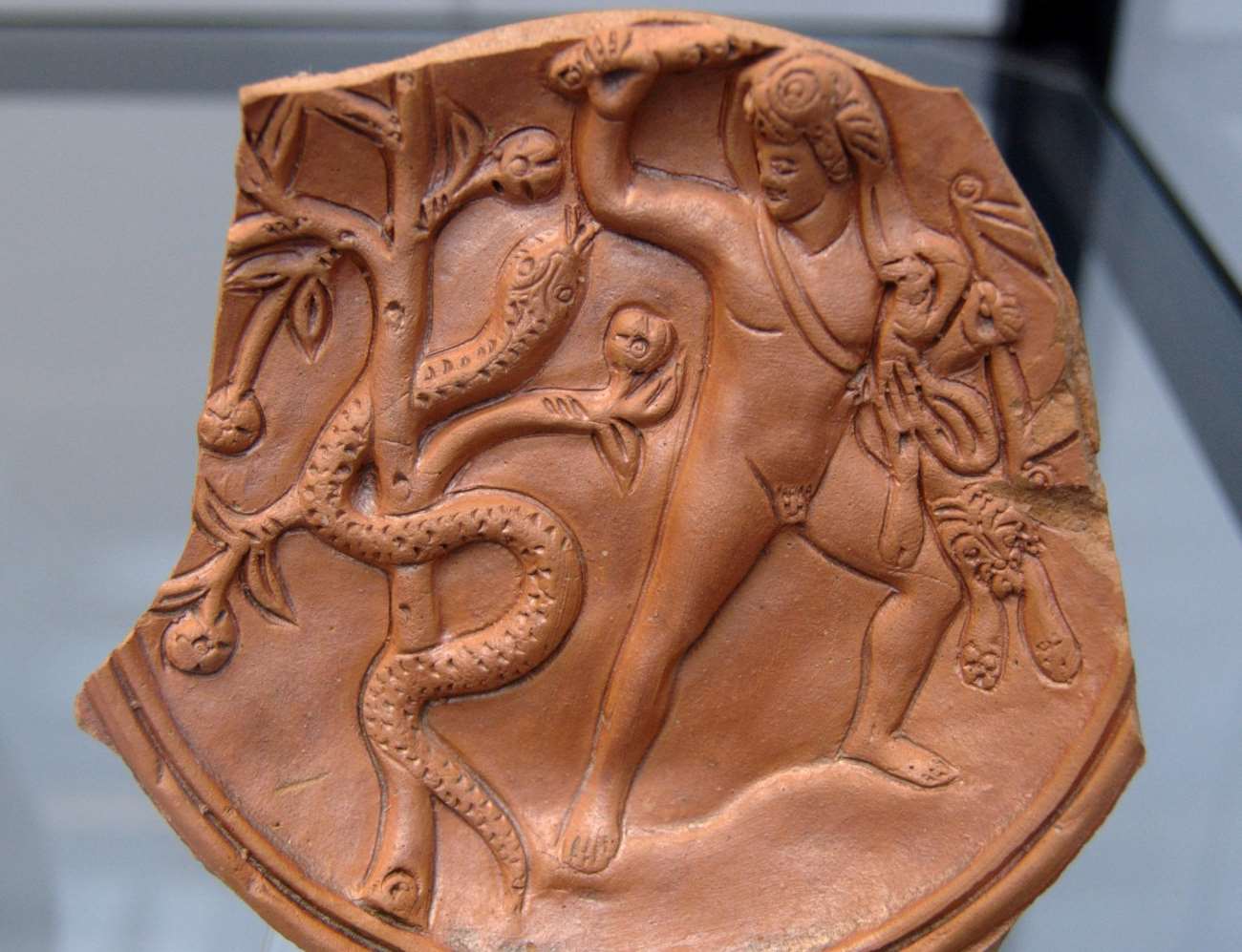 Herakles ve Ladon, altın elmalarla ağacı koruyor. Bir kandilden oluşan Roma kabartması, geç dönem