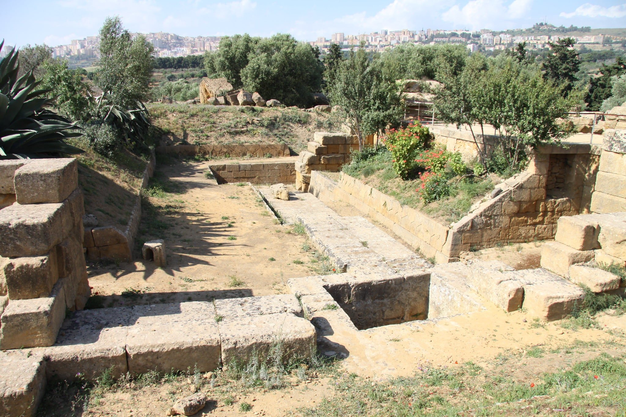 Olympia Zeus Tapınağı'nın sunağı, Agrigento, Sicilya. Antik Yunanistan'ın en büyük tapınaklarından biri.