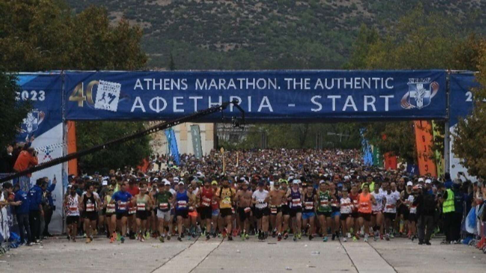 41. Atina Maratonu'nun başlangıcında koşucular başlangıç ​​çizgisinde sıraya girdi.