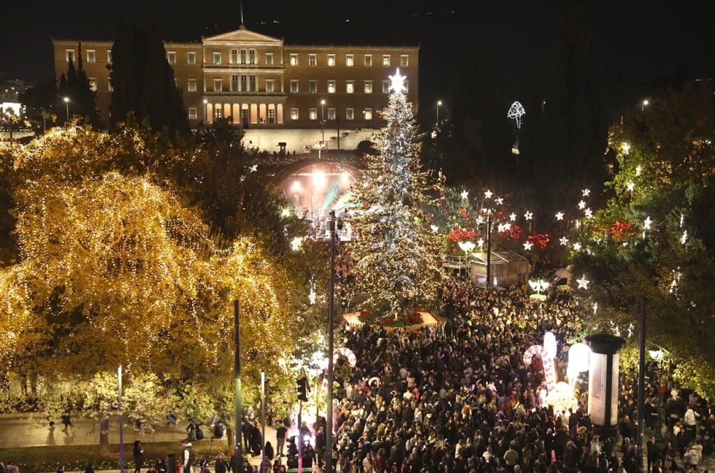 Atina'nın Syntagma Meydanı'ndaki Noel ağacı