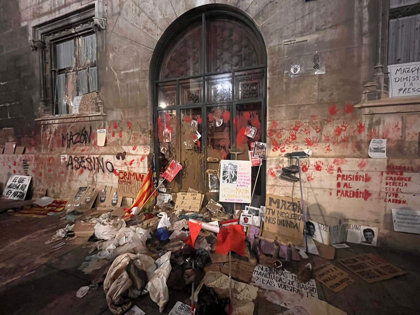 İspanya'nın Valensiya kentinde insanlar hükümetin 200'den fazla kişinin ölümüne yol açan son sel felaketlerine verdiği tepkiyi protesto etti.