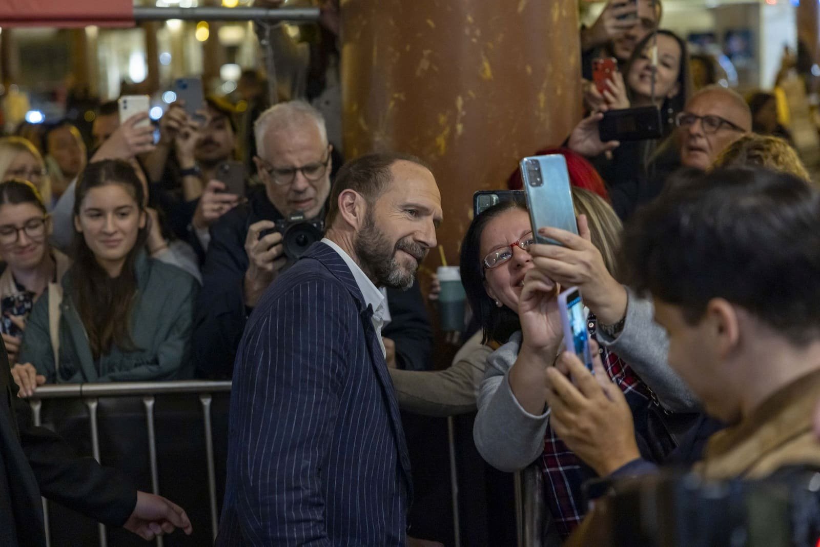 Ralph Fiennes, The Return'ün Yunanistan'ın Selanik kentindeki gösterimi öncesinde hayranlarını selamlıyor.