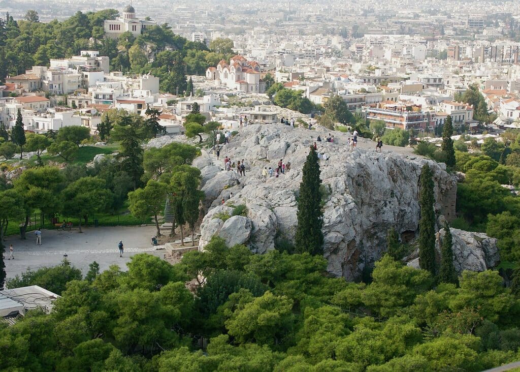 Akropolis'ten görülen Areopagus, Solon zamanında Atinalı aristokratların önemli devlet meselelerini kararlaştırdığı bir monolittir.