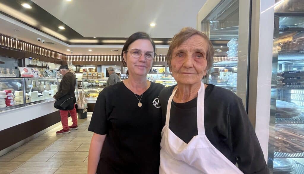 Eftychia Takas ve Sophie Takas, Toronto Danforth Greek City Kanada'daki Serano Bakery'de poz veriyor