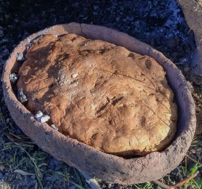 Neolitik dönemden kalma bir kabuk çıkarma tepsisinin kopyası, taze pişmiş focaccia'yı tutar