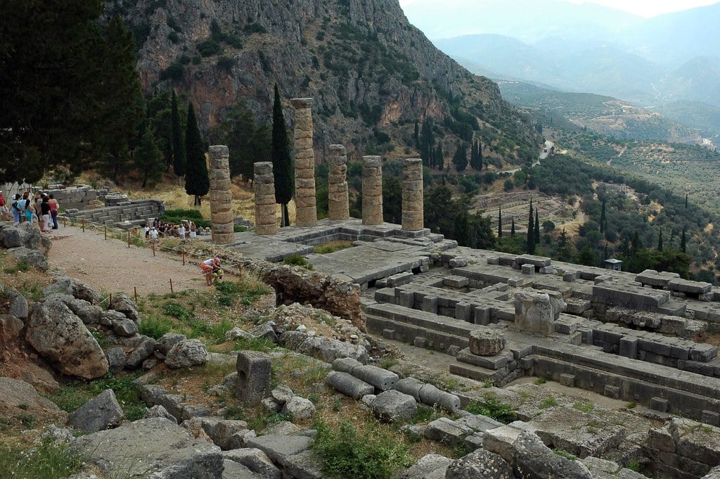 Dumanlar Pythia Delphi'nin kehanetini yapıyor